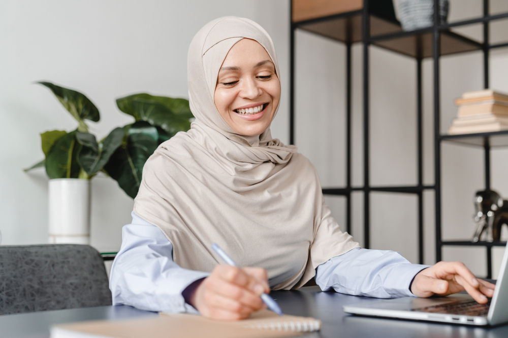 mature islamic muslim businesswoman hijab working: Part Time Remote Jobs Near Me